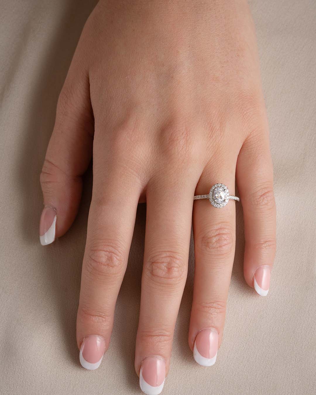 Bridal Eternity diamantring i hvitt gull oval 0,75 ct