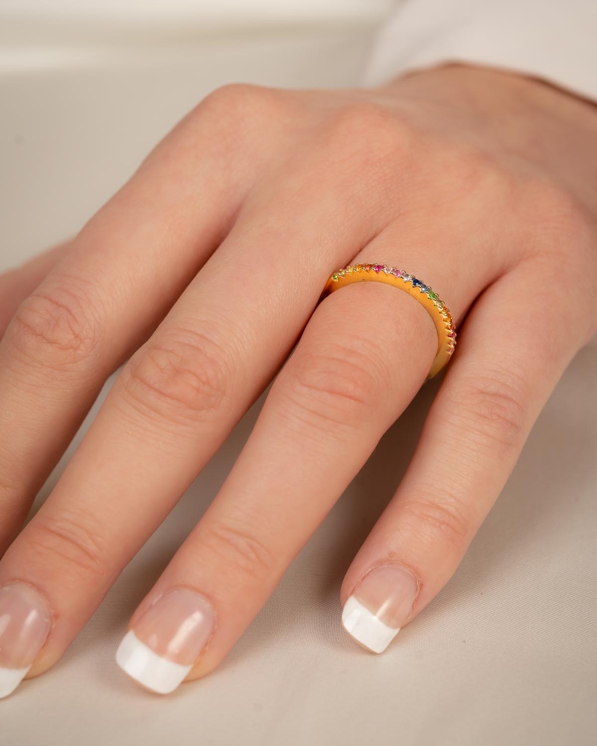 Gult gull ring multicolor safirer 0,26 ct