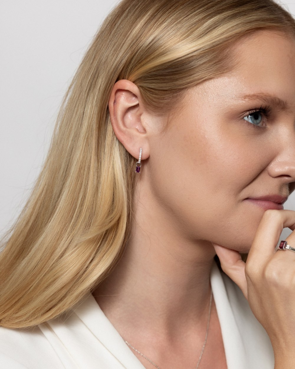 Joy charms i hvitt gull med rhodolitt