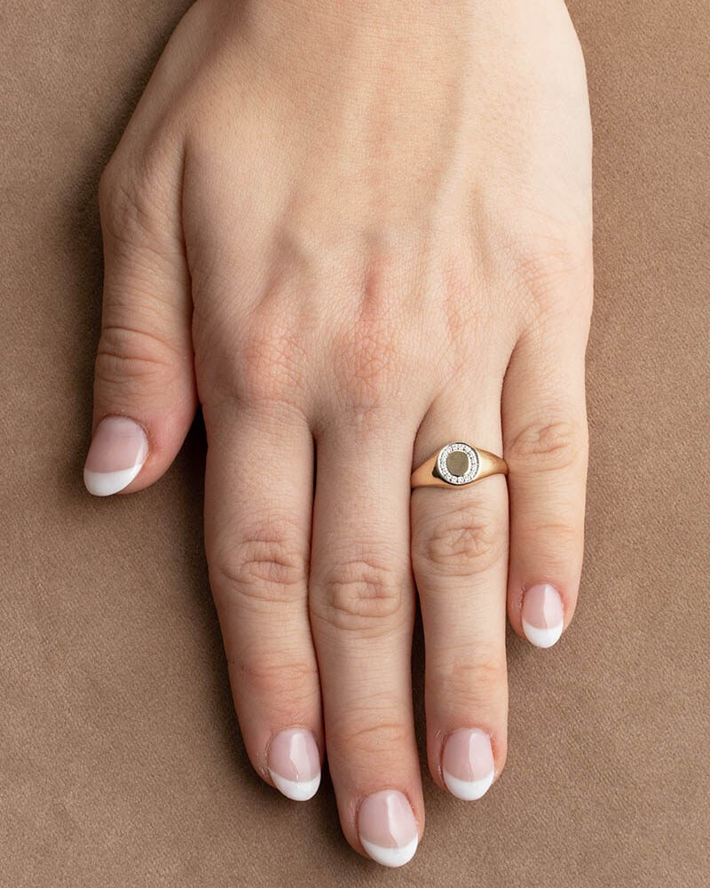 Signetring i gult gull med diamanter