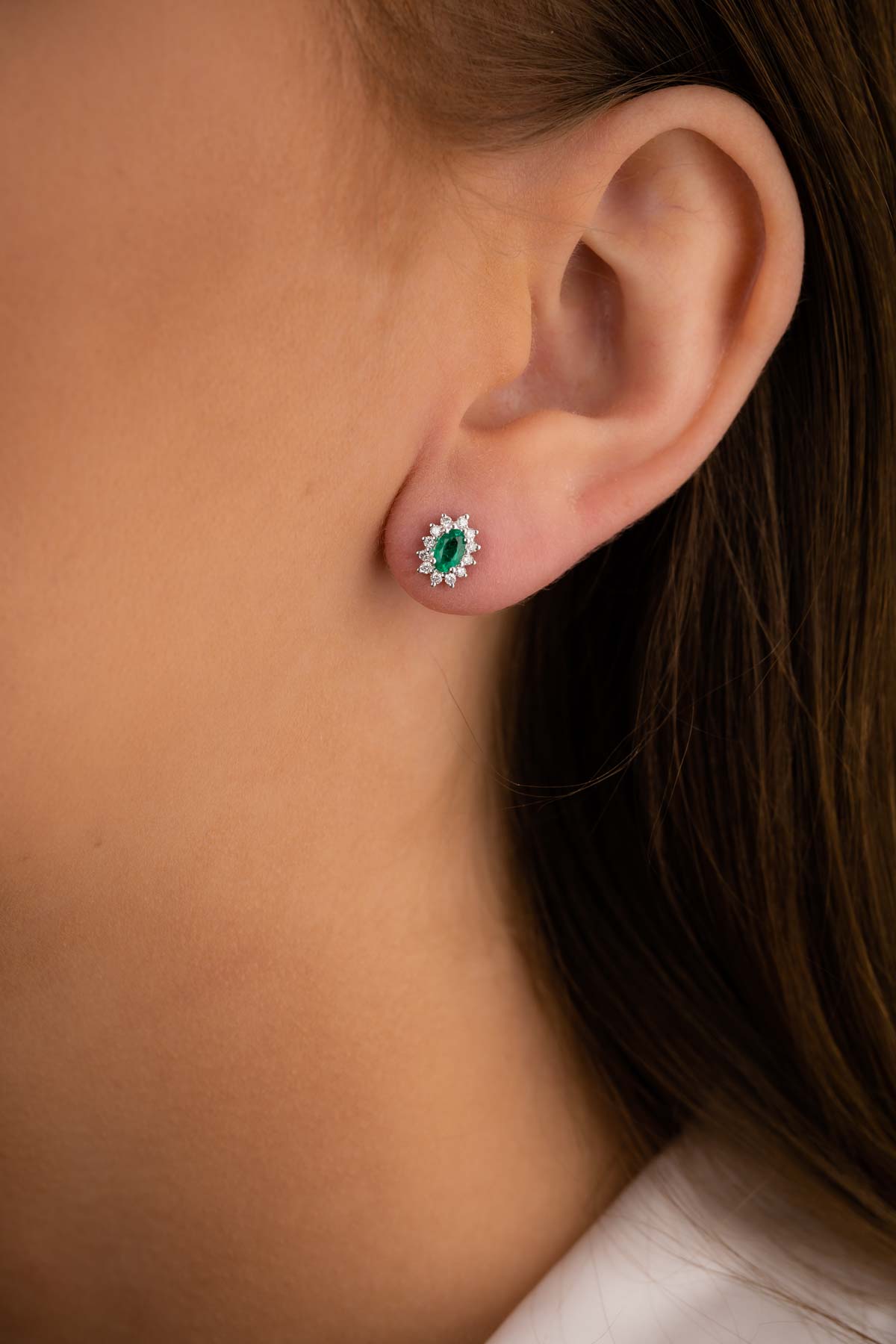 Rosettøredobber med smaragd og diamanter 0,19 ct