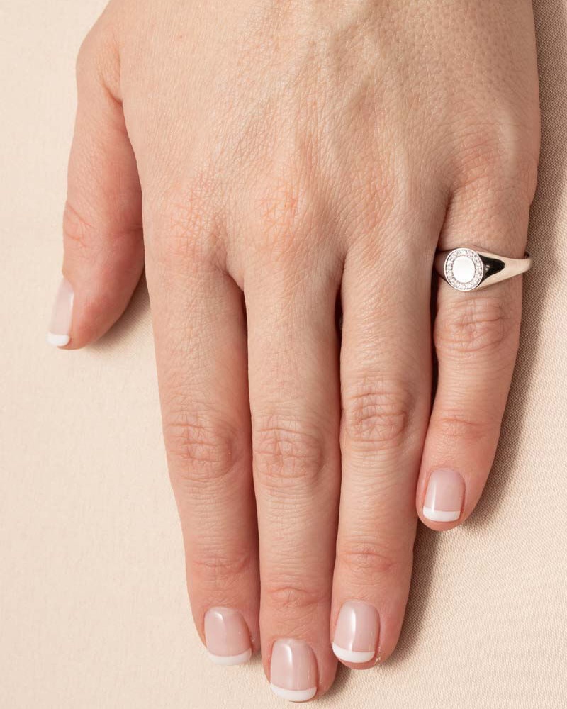 Signet ring i hvitt gull med diamanter