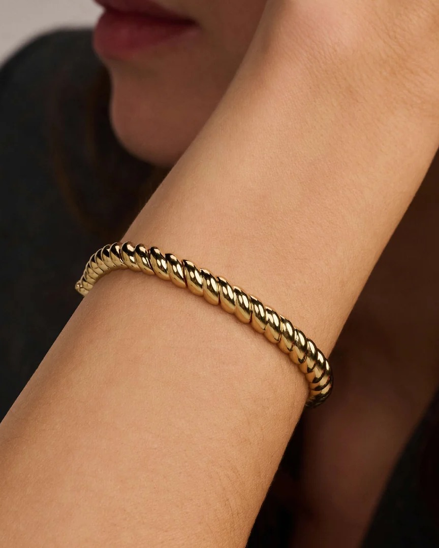Ti Sento forgylt armring med strukturert overflate