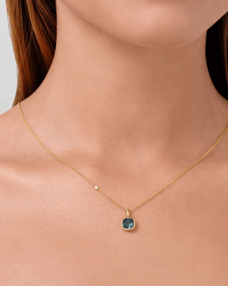 Julie Sandlau Olivia blå cushion cut forgylt anheng