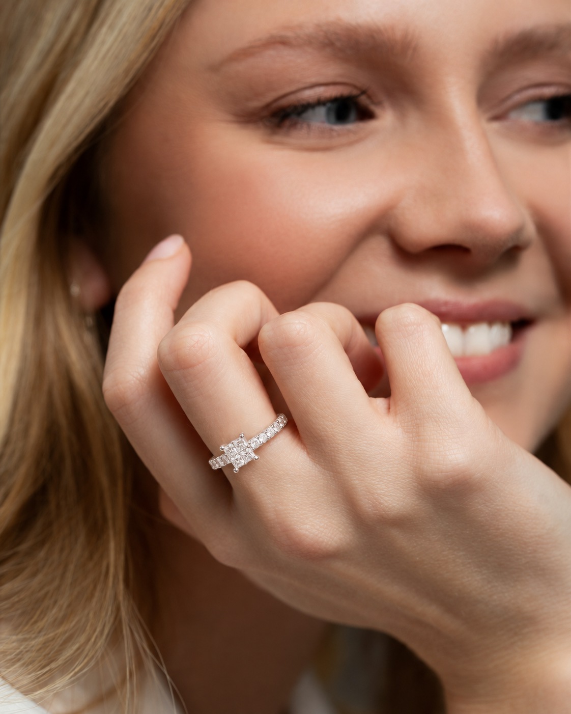 Diamantring i hvitt gull princess cut 0,50
