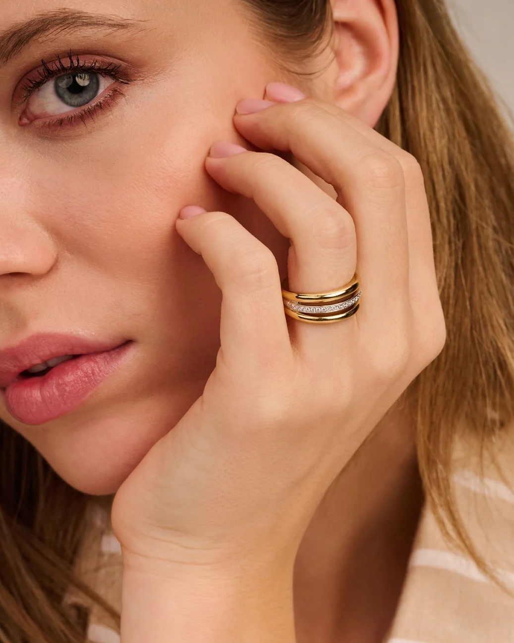 Ti Sento lagdelt ring i sølv med cubic zirkonia
