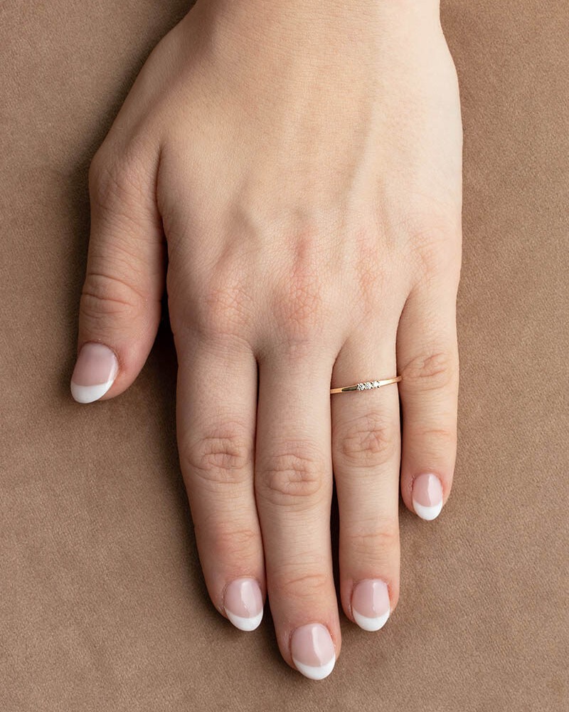 3-stens diamantring i gult gull 0,06 ct