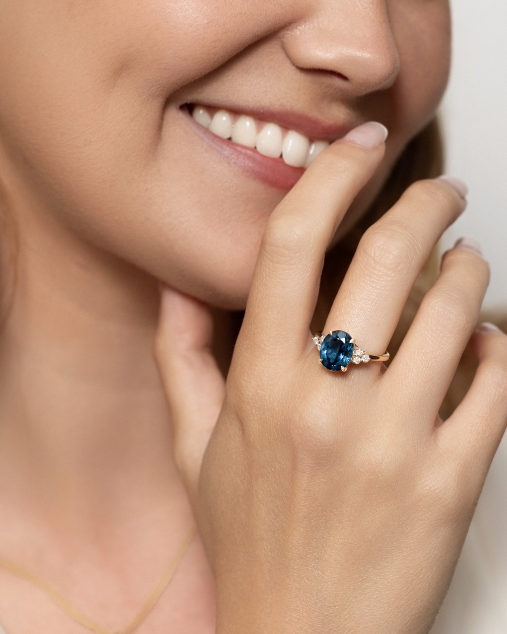 Ring i gult gull med london blå topas og diamanter 0,20 ct