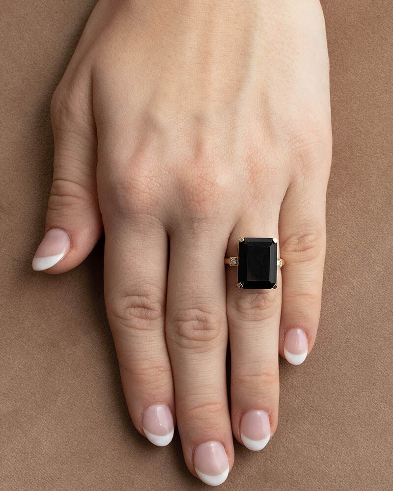 Gullring med sort agat og diamanter 0,06 ct